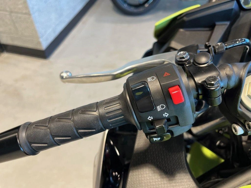 2026 Kawasaki Ninja® 500 Abs Metallic Yellowish Green/ebony alt