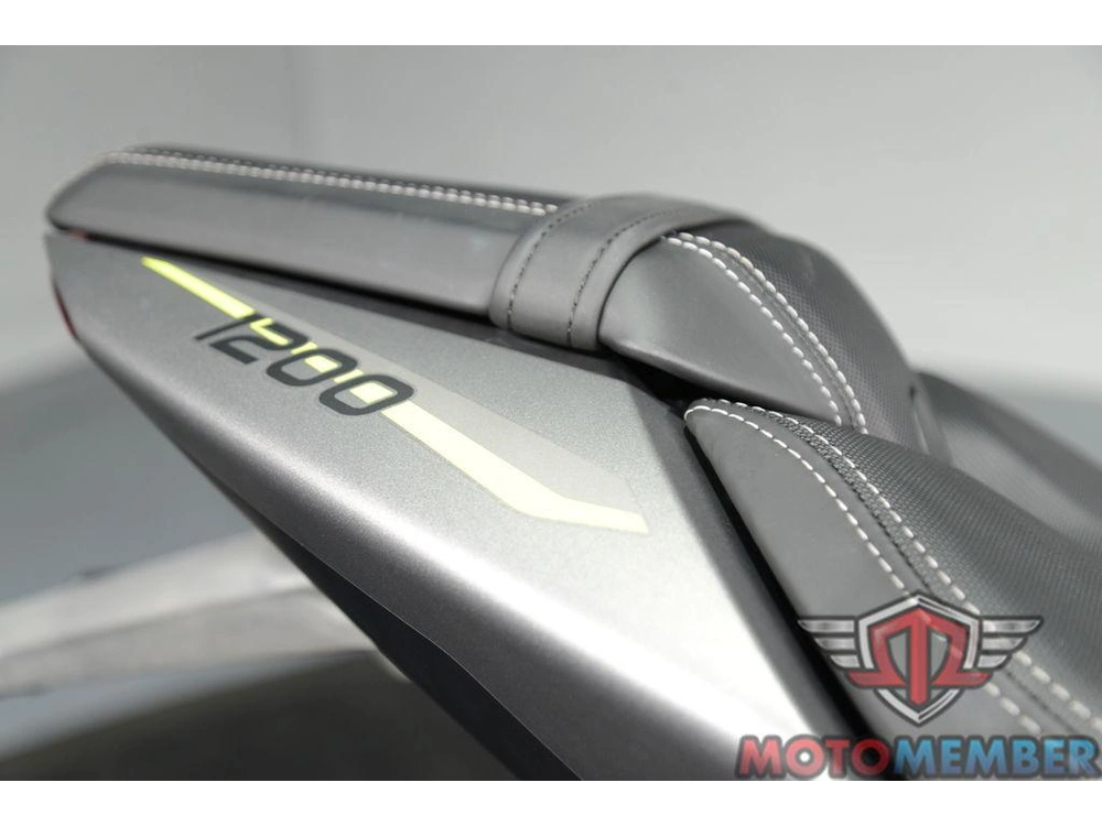 2022 Triumph Speed Triple 1200 Rs Matte Silver Ice alt