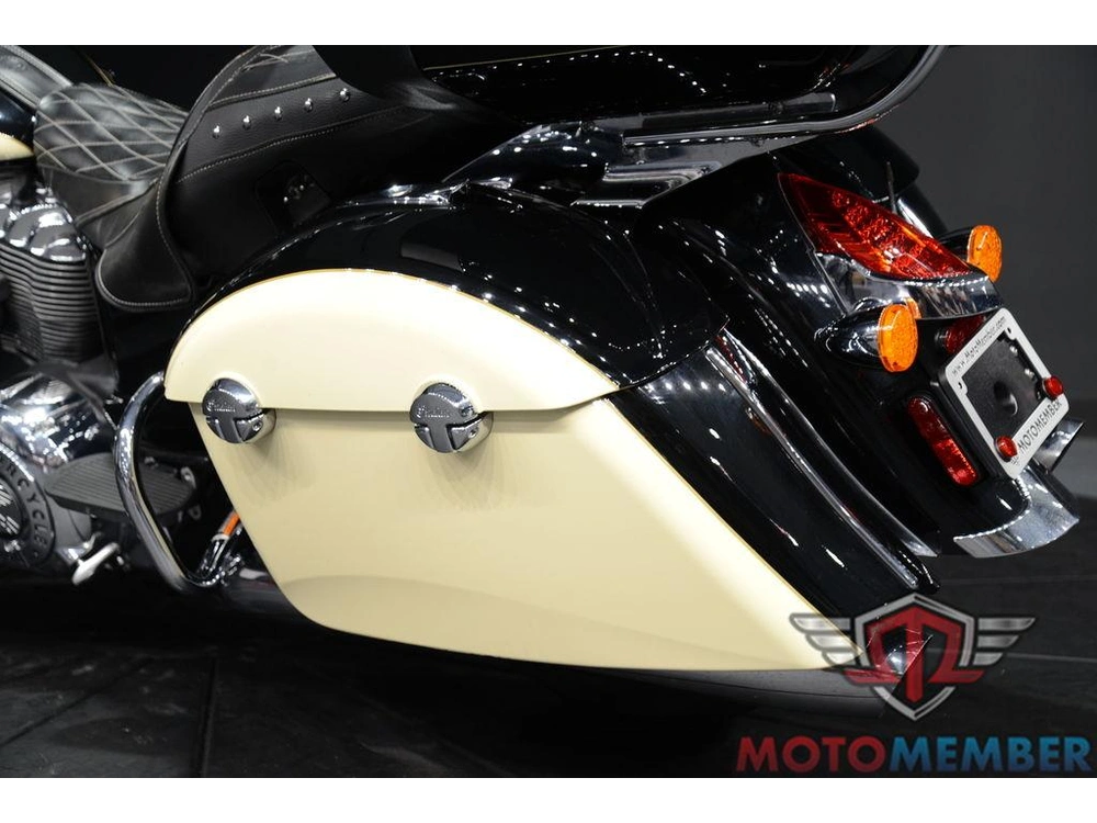 2017 Indian Motorcycle Roadmaster® Thunder Black Over Ivory Cream alt