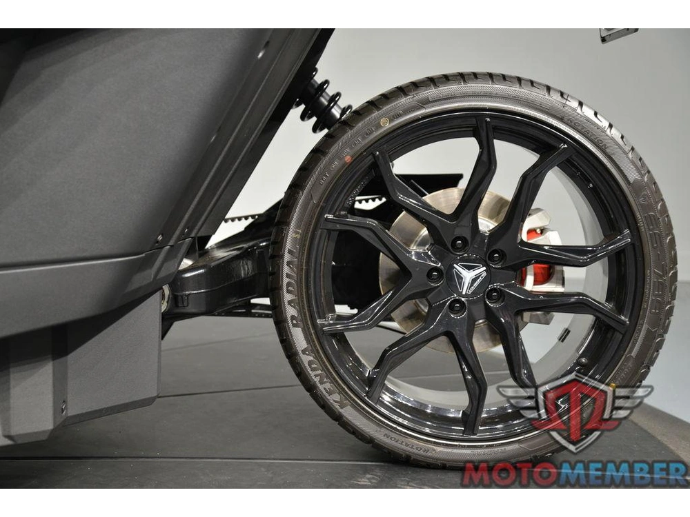 2024 Slingshot Slingshot® S W/ Technology Package I Jet Black alt