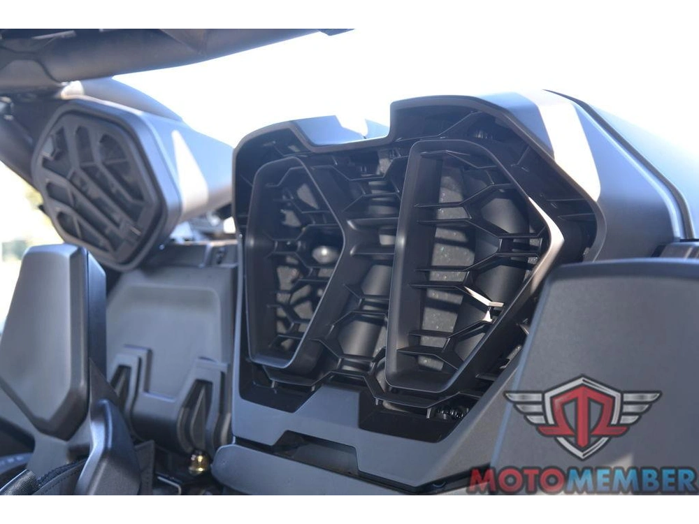 2026 Can-am Maverick R X Rc alt