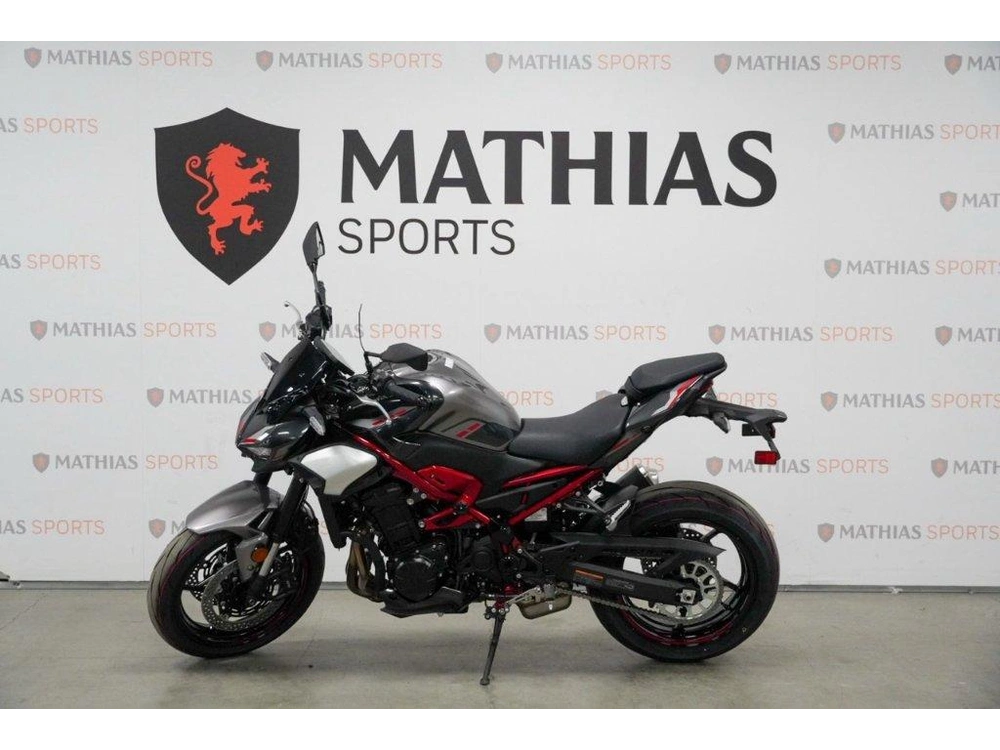 Kawasaki Z900 2025 alt