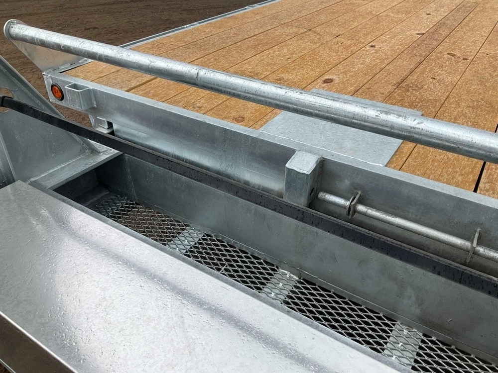 2026 Canada Trailers 8.5x26 10.5 Ton Galvanized Gooseneck Hydraulic Tilt Trailer alt