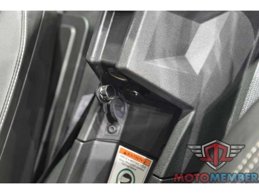 2024 Slingshot Slingshot® R Autodrive Purple Lightning alt