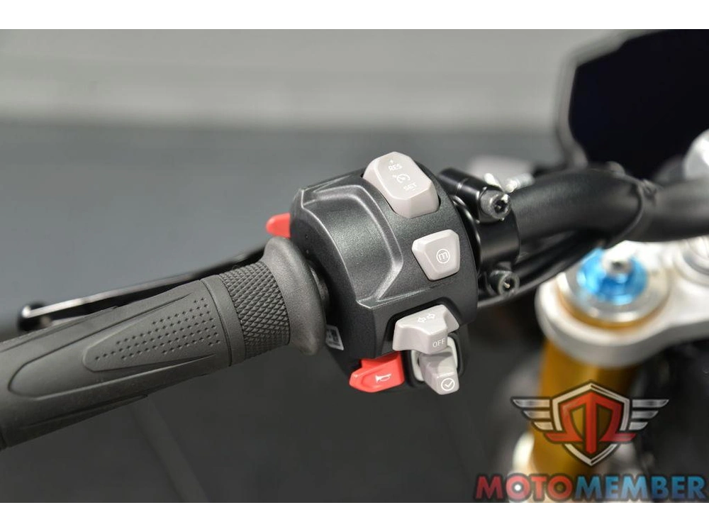 2022 Triumph Speed Triple 1200 Rs Matte Silver Ice alt