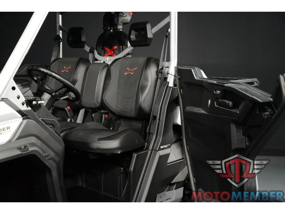 2025 Can-am Defender X Mr With Half-doors Hd10 Hyper Silver & Legion Red alt