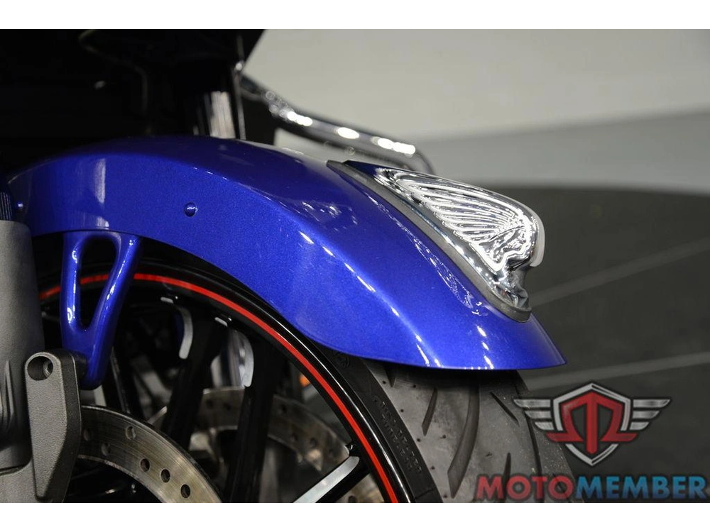 2023 Indian Motorcycle Challenger® Limited Spirit Blue Metallic / Black Metallic alt