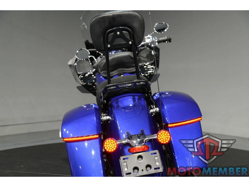 2023 Indian Motorcycle Challenger® Limited Spirit Blue Metallic / Black Metallic alt