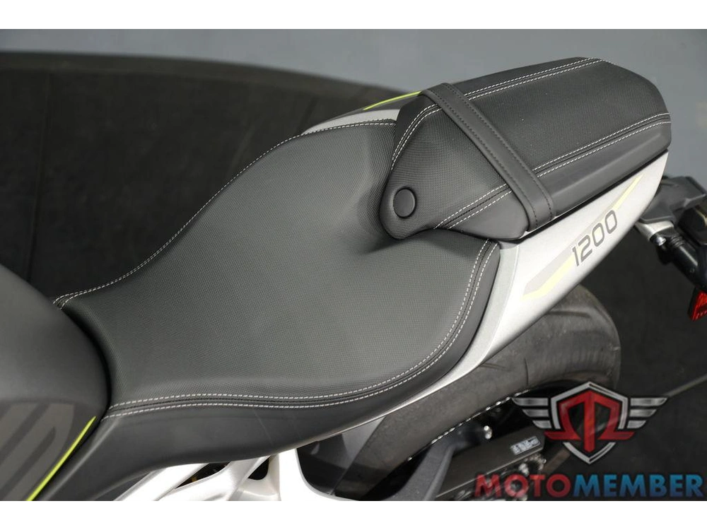 2022 Triumph Speed Triple 1200 Rs Matte Silver Ice alt