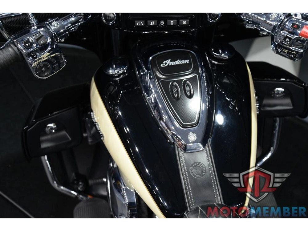 2017 Indian Motorcycle Roadmaster® Thunder Black Over Ivory Cream alt