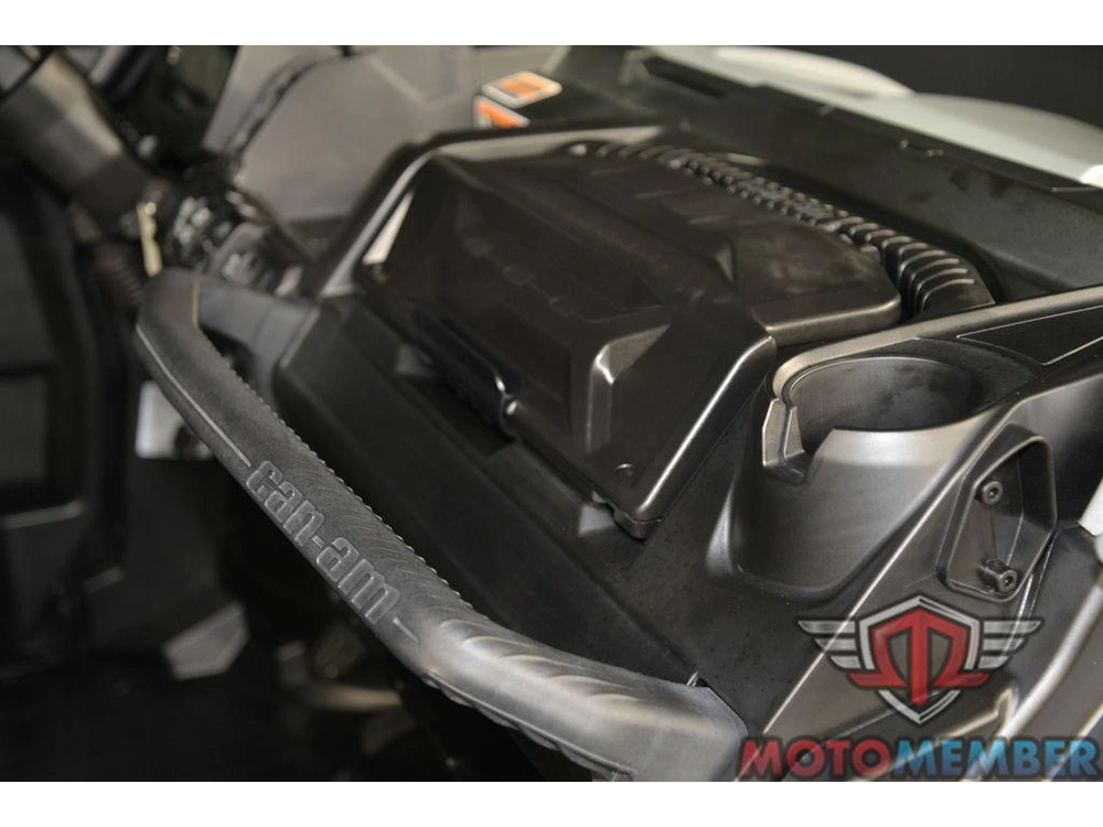 2025 Can-am Defender X Mr With Half-doors Hd10 Hyper Silver & Legion Red alt