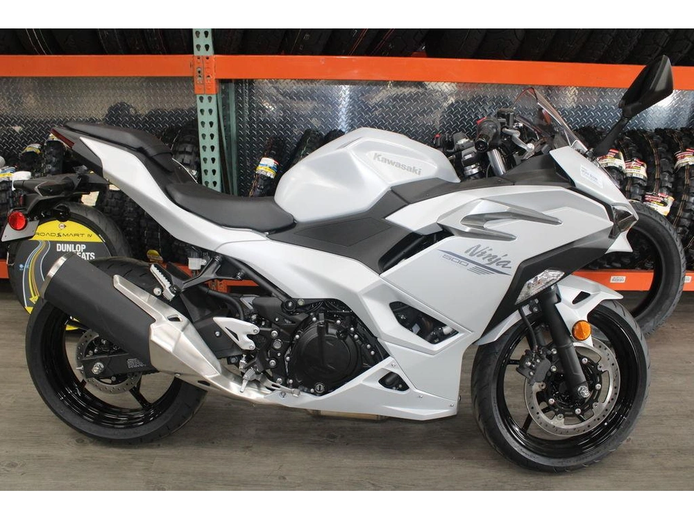 2025 Kawasaki Ninja® 500 alt