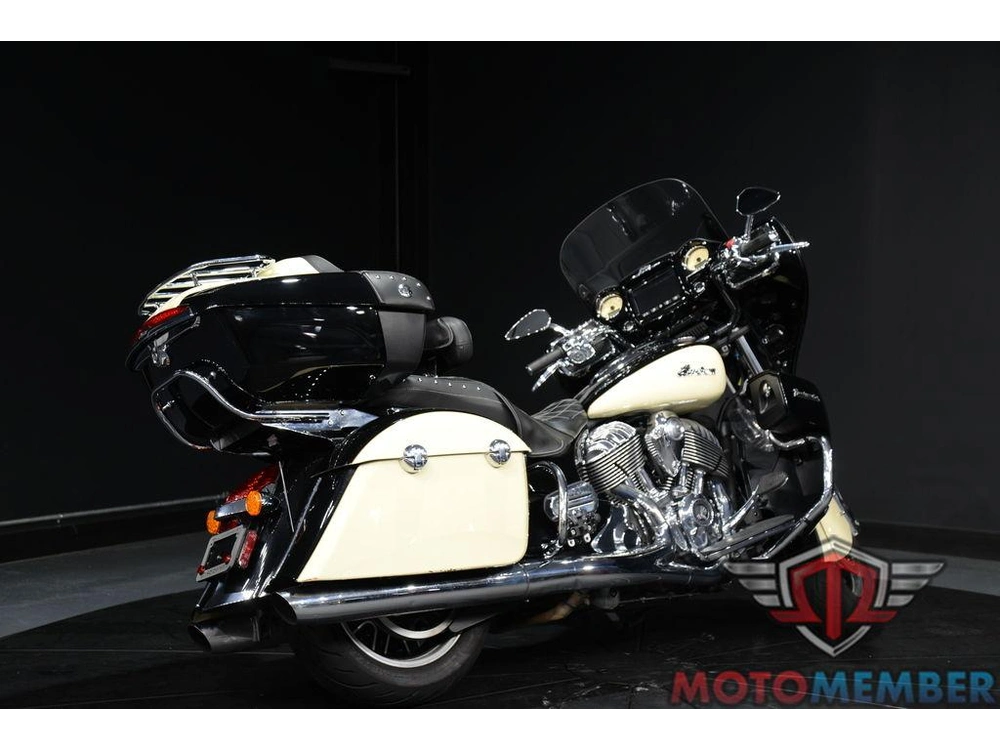 2017 Indian Motorcycle Roadmaster® Thunder Black Over Ivory Cream alt