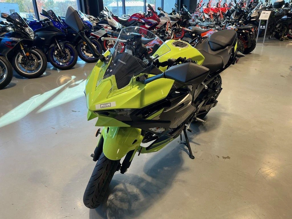 2026 Kawasaki Ninja® 500 Abs Metallic Yellowish Green/ebony alt