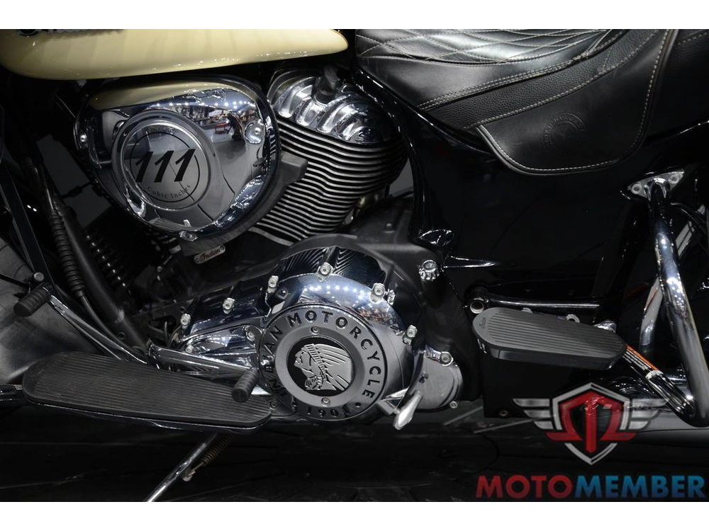 2017 Indian Motorcycle Roadmaster® Thunder Black Over Ivory Cream alt