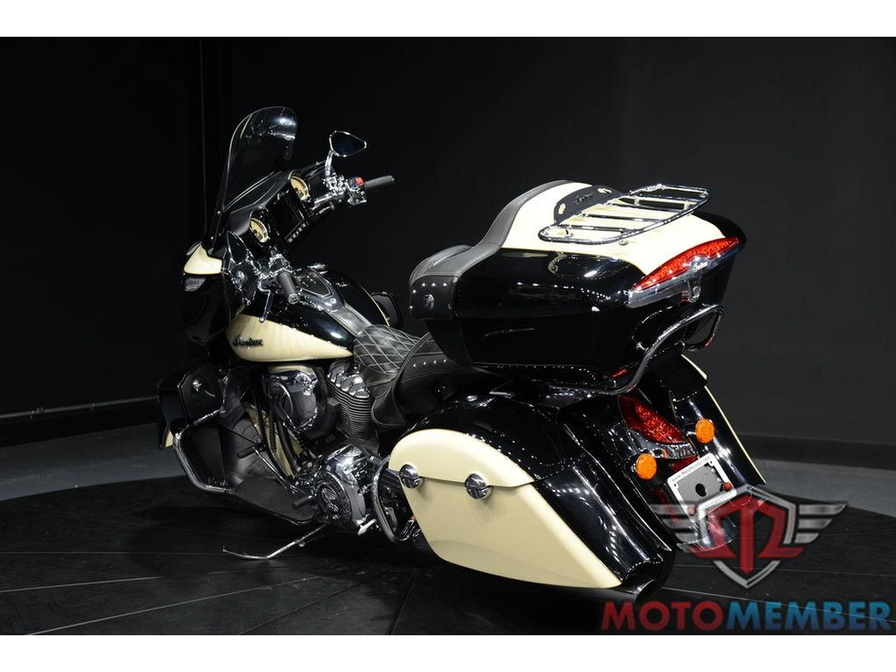 2017 Indian Motorcycle Roadmaster® Thunder Black Over Ivory Cream alt
