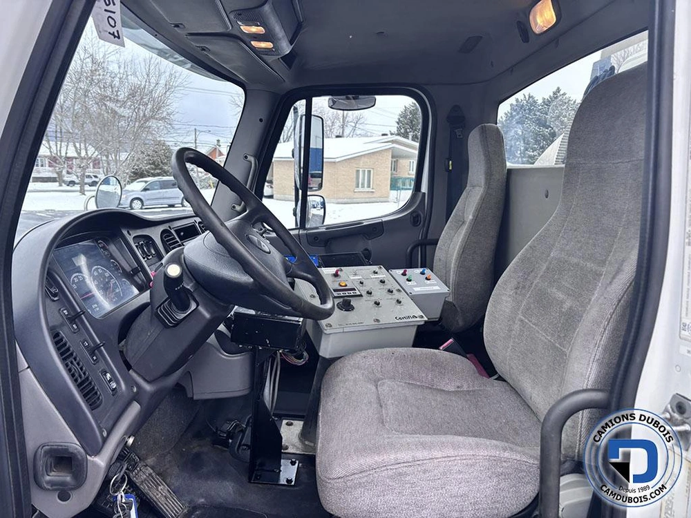 Freightliner M2-106 2011 alt