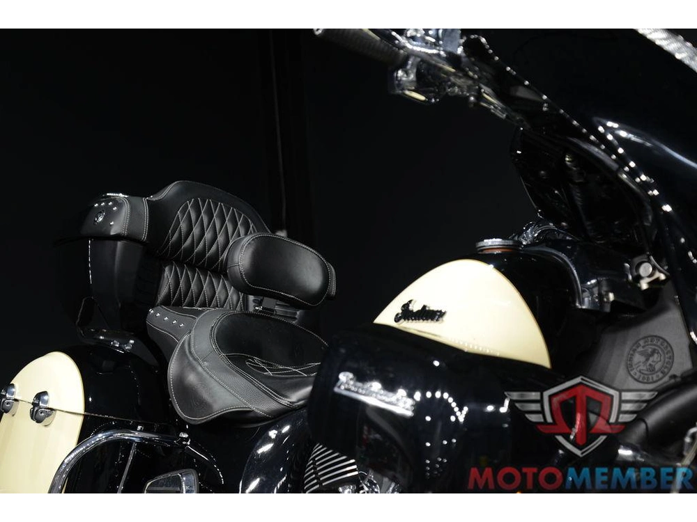 2017 Indian Motorcycle Roadmaster® Thunder Black Over Ivory Cream alt