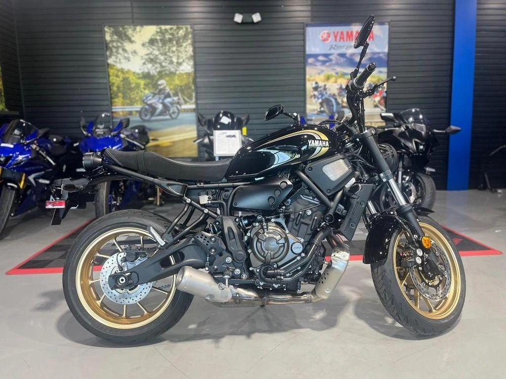 2025 Yamaha Xsr700 alt