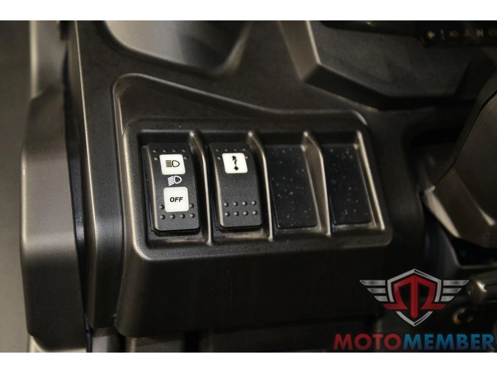 2025 Can-am Defender X Mr With Half-doors Hd10 Hyper Silver & Legion Red alt