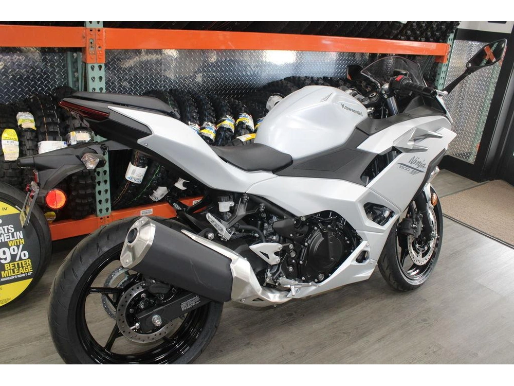 2025 Kawasaki Ninja® 500 alt