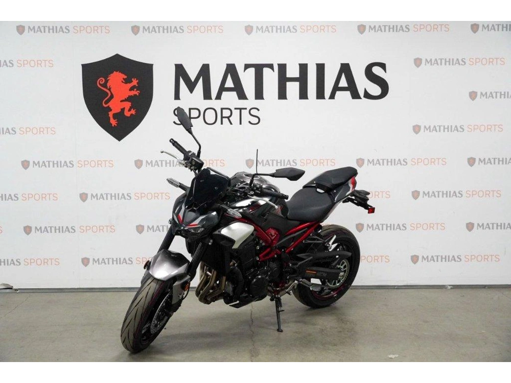 Kawasaki Z900 2025 alt