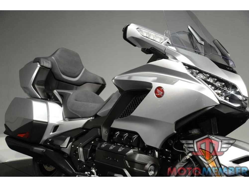 2025 Honda Gold Wing Tour alt