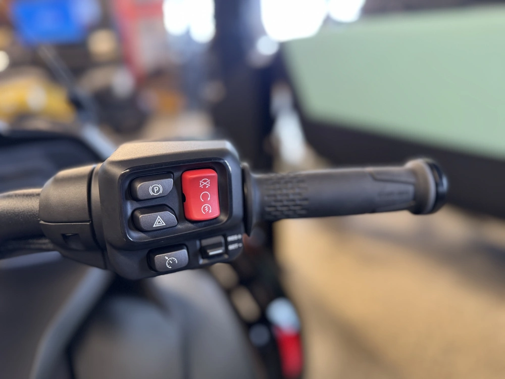 Can-am F3 Limited 2026 alt