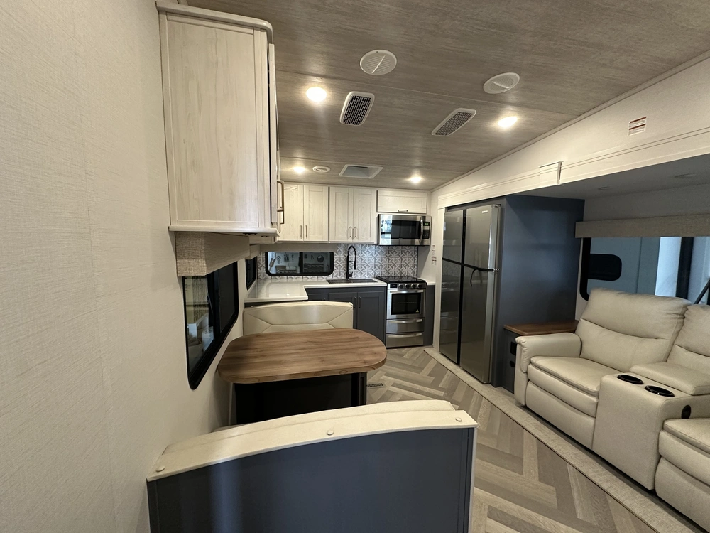 2024 Crusader Arrowhead 265mle alt