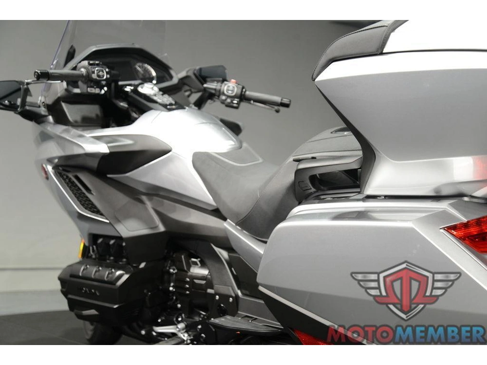 2025 Honda Gold Wing Tour alt