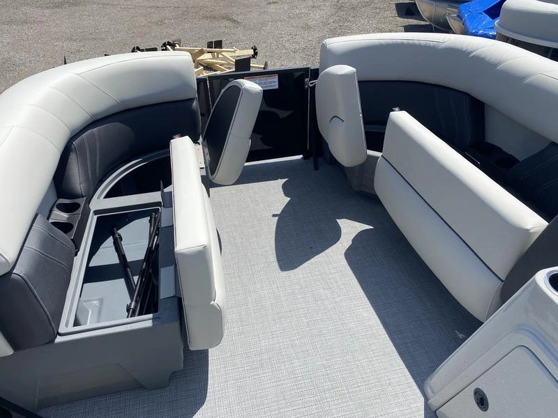 2025 Sylvan Mirage 818 Cruise alt