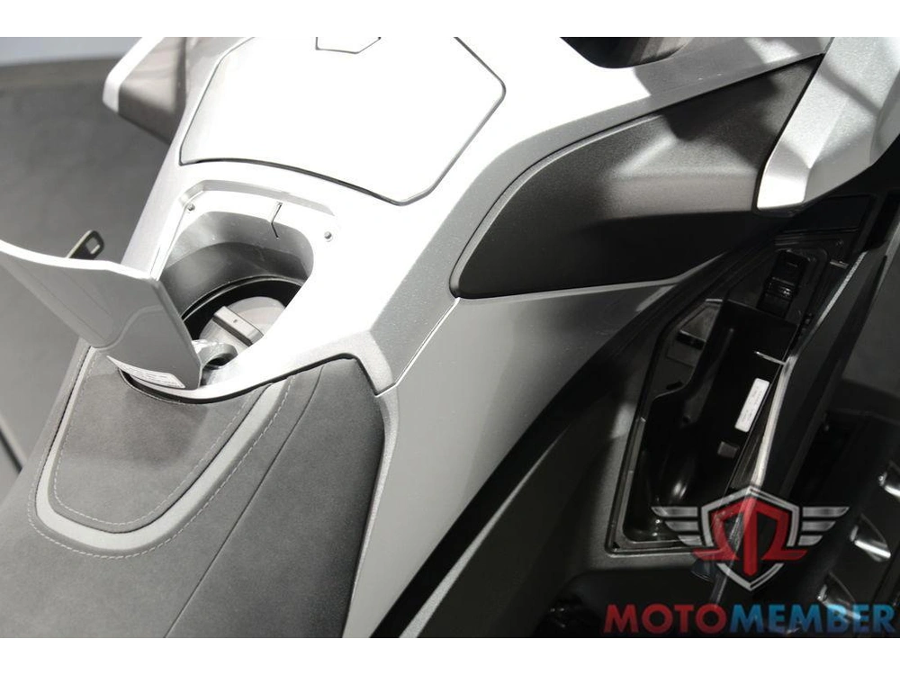 2025 Honda Gold Wing Tour alt