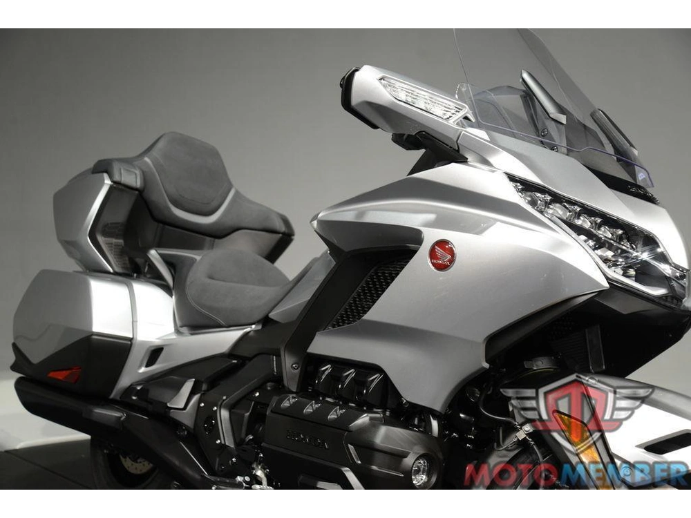 2025 Honda Gold Wing Tour alt