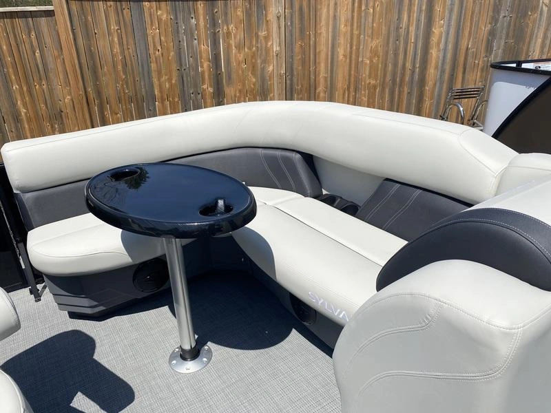 2025 Sylvan Mirage 818 Cruise alt