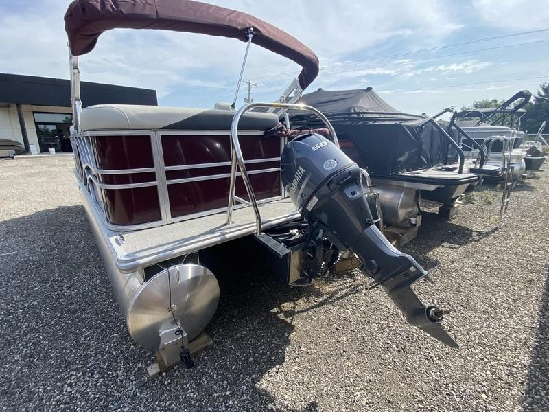 2024 Sylvan Mirage 820 Cruise alt