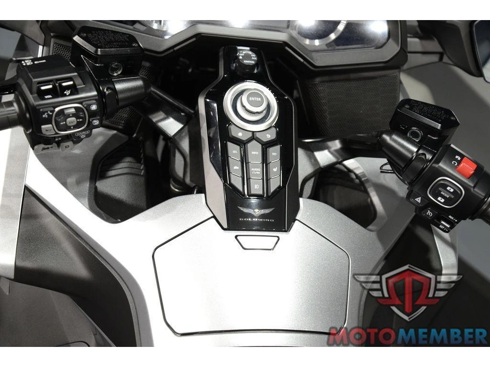 2025 Honda Gold Wing Tour alt