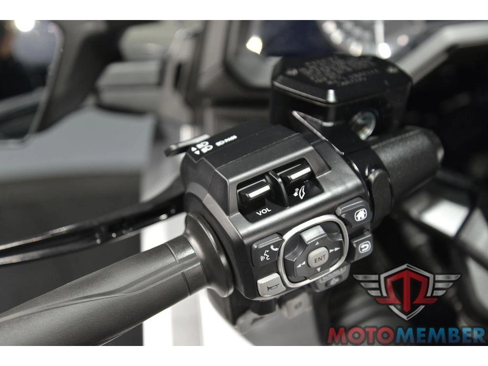 2025 Honda Gold Wing Tour alt