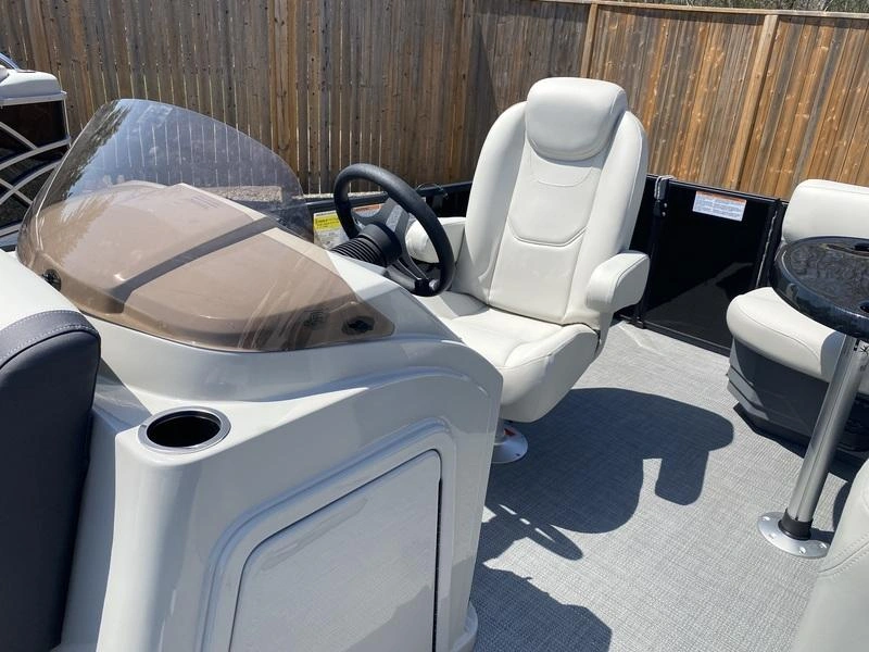 2025 Sylvan Mirage 818 Cruise alt