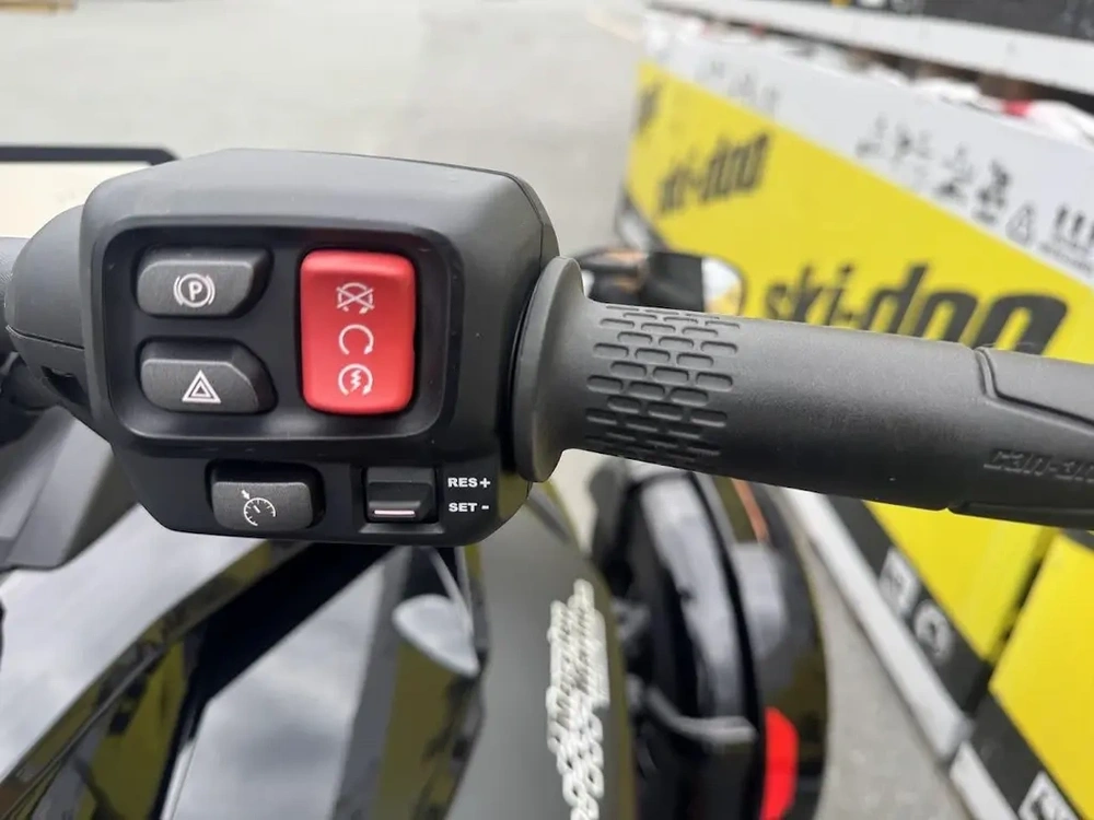 Can-am F3-s 2026 alt