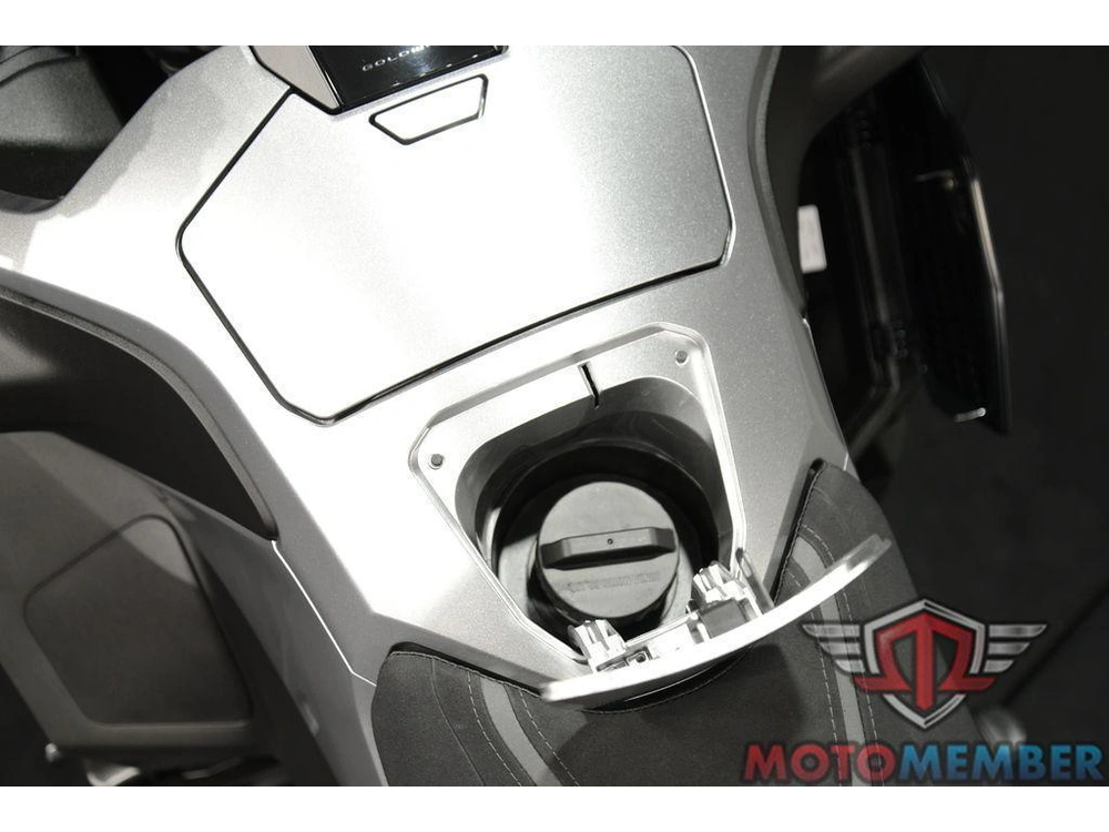 2025 Honda Gold Wing Tour alt