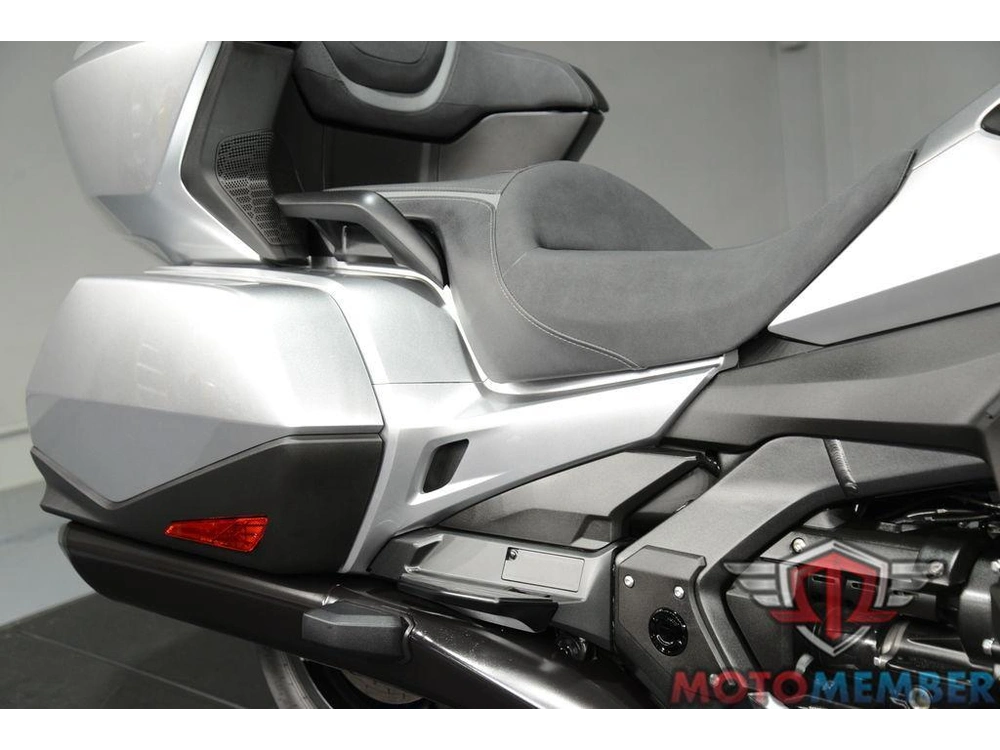 2025 Honda Gold Wing Tour alt