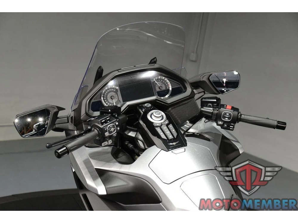 2025 Honda Gold Wing Tour alt