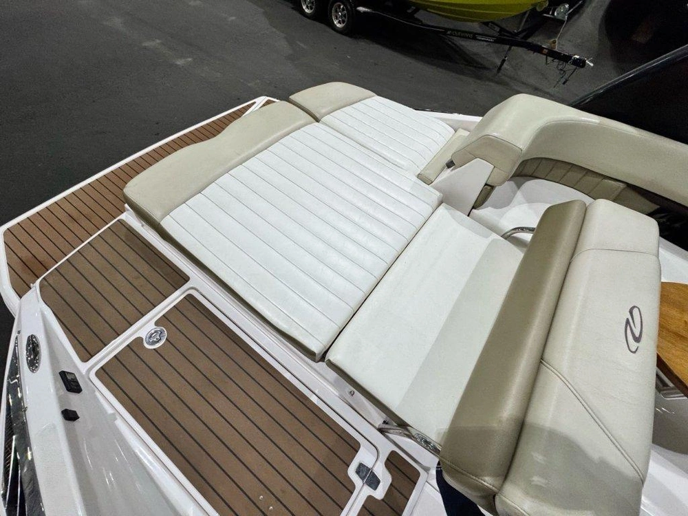 2011 Regal 2550 alt