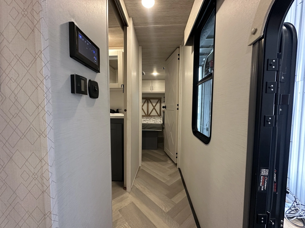 2024 Crusader Arrowhead 265mle alt