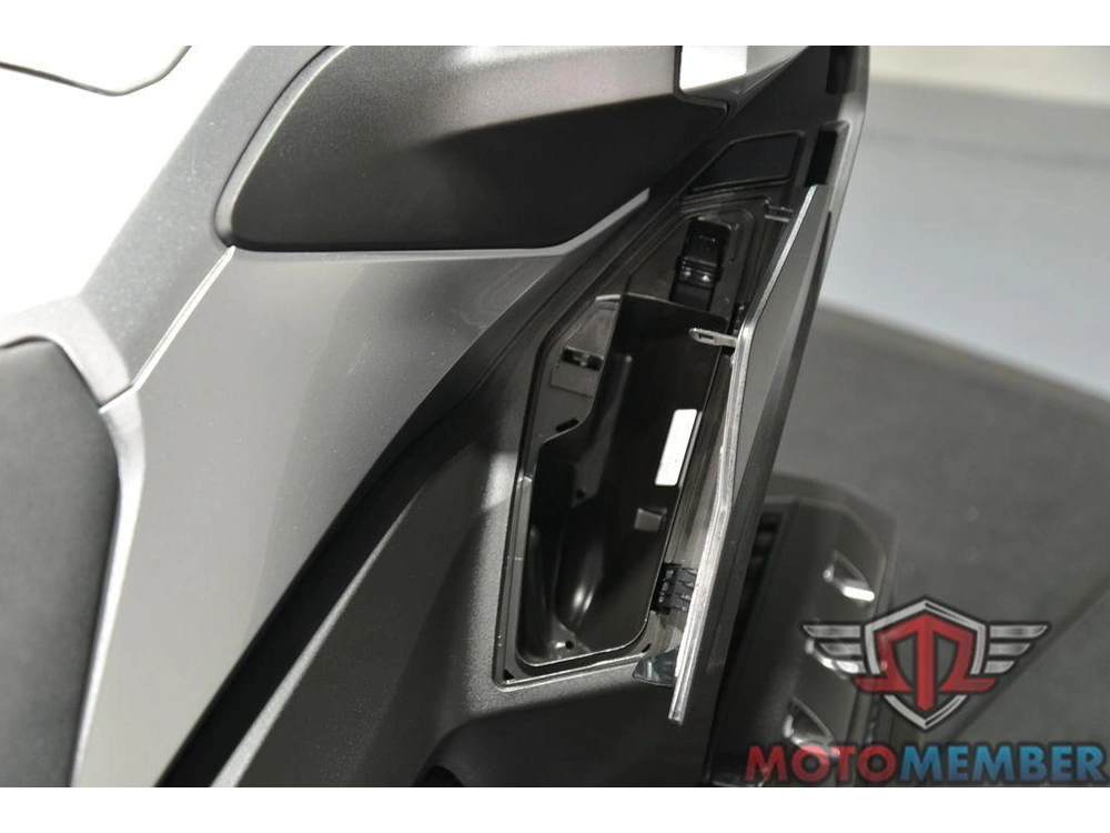 2025 Honda Gold Wing Tour alt