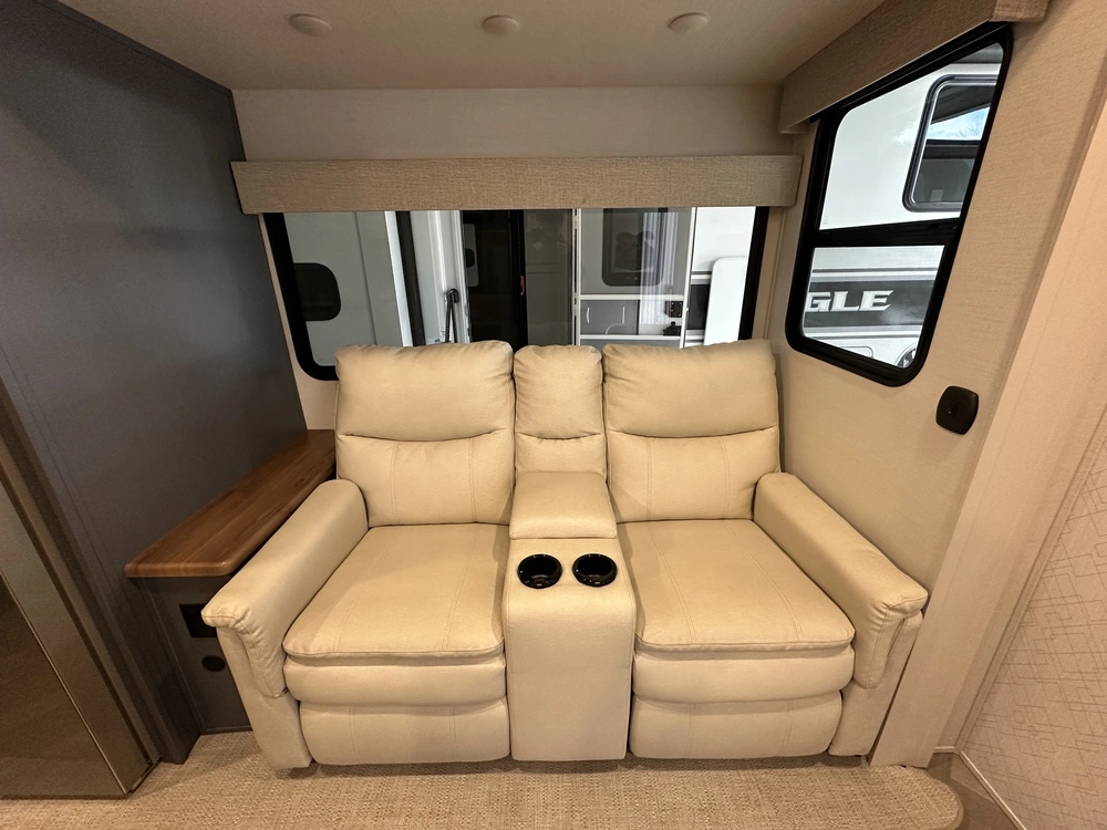 2024 Crusader Arrowhead 265mle alt