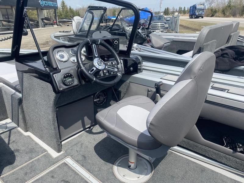 2025 Smoker-craft Ultima 172 alt