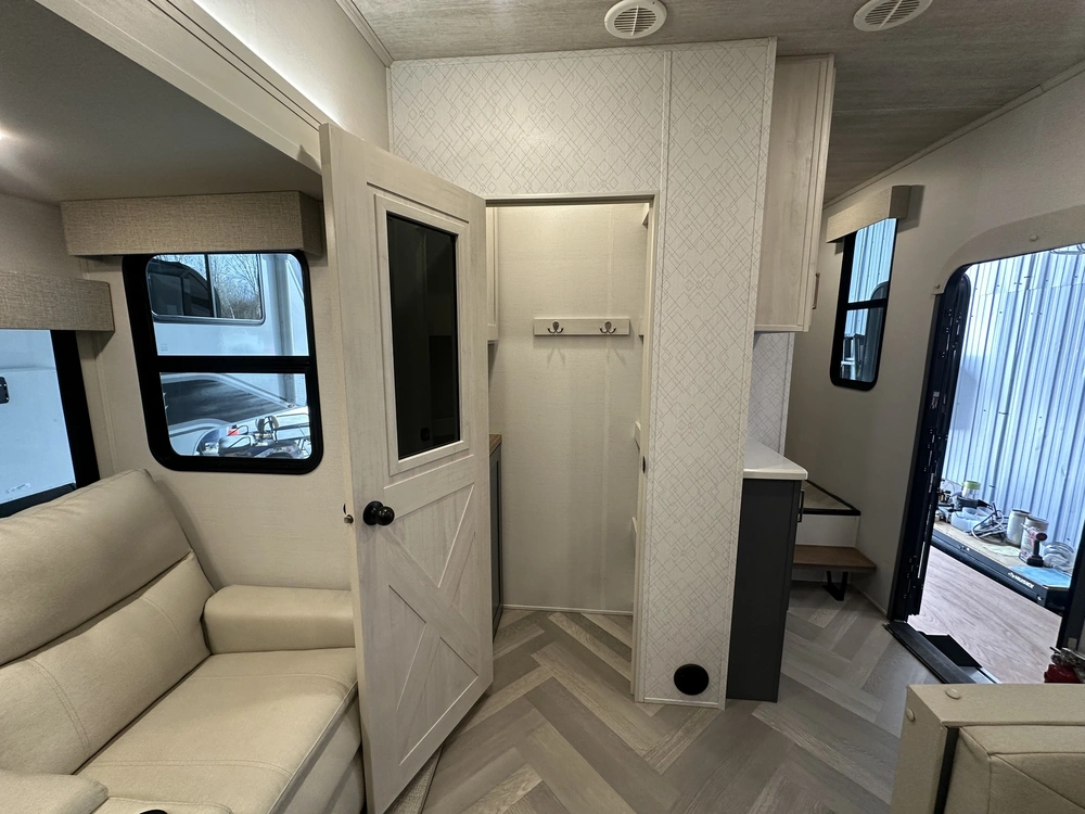 2024 Crusader Arrowhead 265mle alt