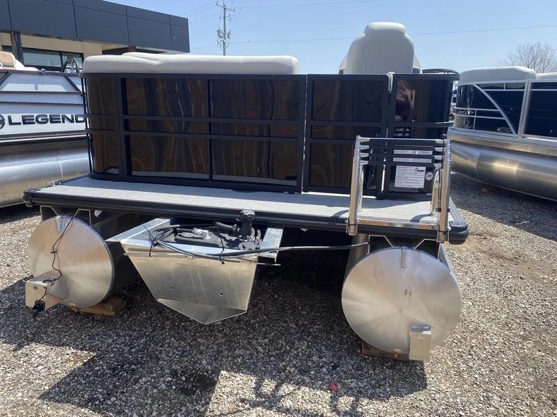 2025 Sylvan Mirage 818 Cruise alt