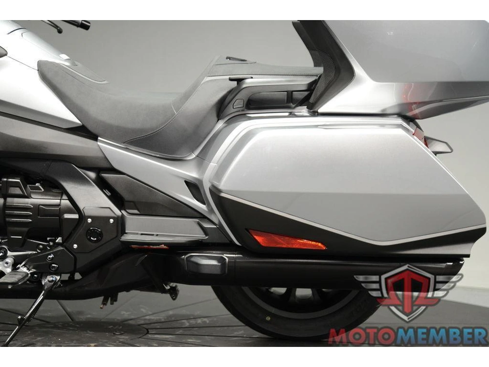 2025 Honda Gold Wing Tour alt